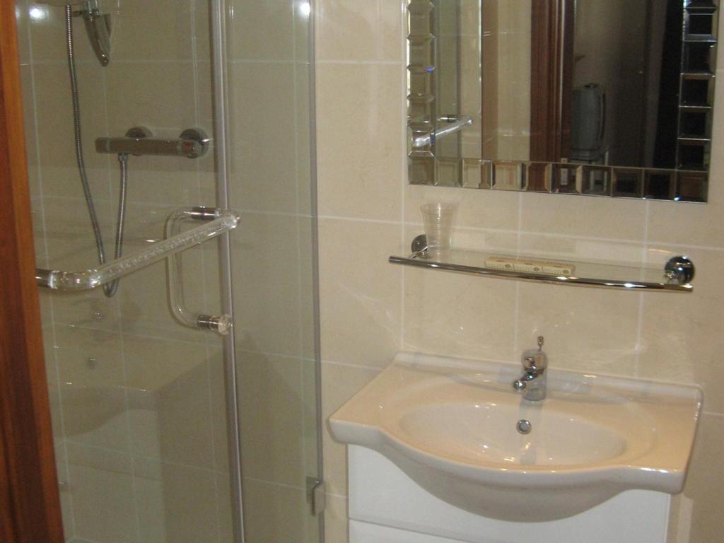 Tanes Hotel Cardiff Cameră foto