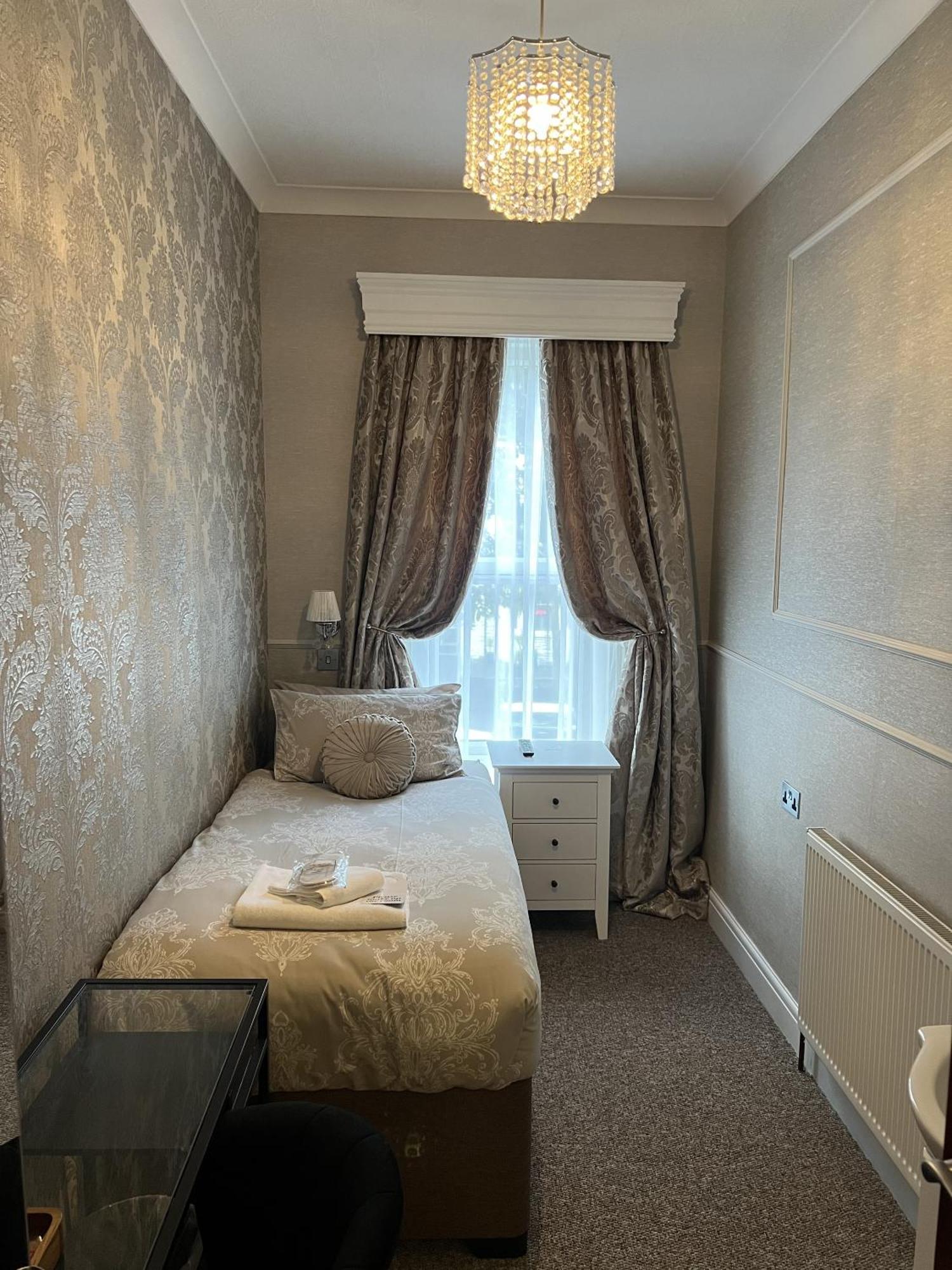 Tanes Hotel Cardiff Cameră foto